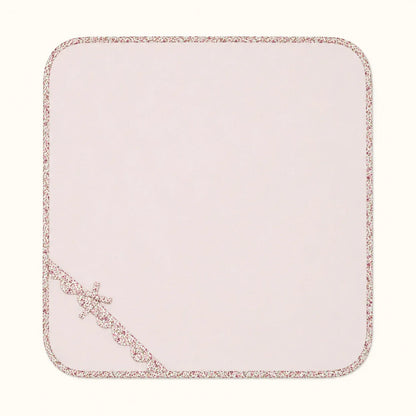 Fralda em malha algodão para bebé rosa com Fitado floral e detalhe em laço, ideal para recém-nascidos
