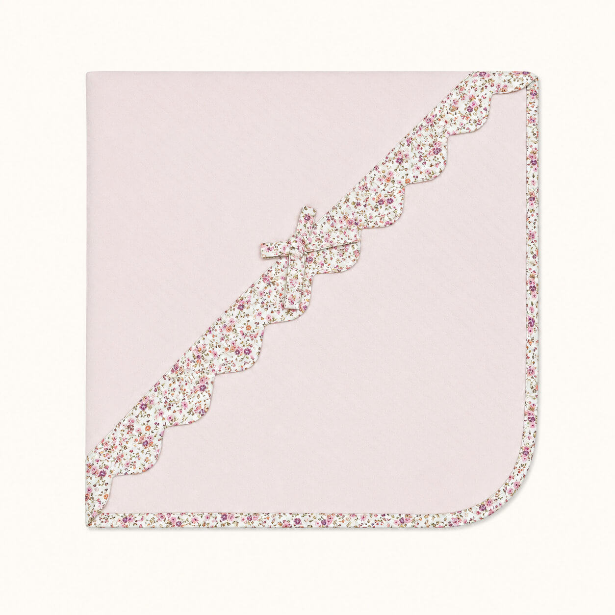 Manta de bebé rosa com borda floral e laço, ideal para enxoval de recém-nascido
