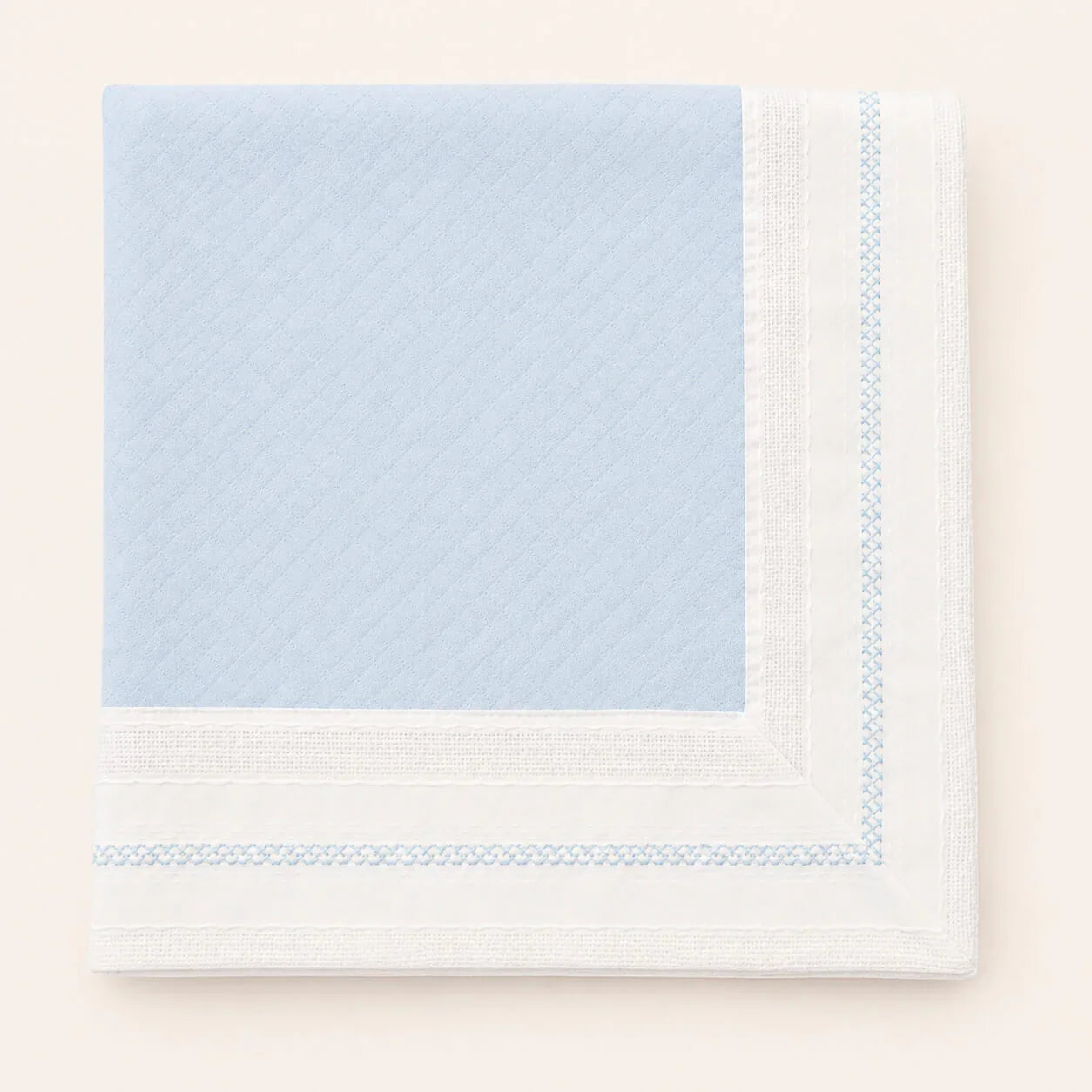 fralda de tecido azul claro com borda branca e detalhes em ponto azul, enxoval para bebê