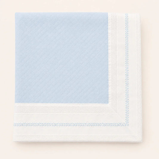 fralda de tecido azul claro com borda branca e detalhes em ponto azul, enxoval para bebê