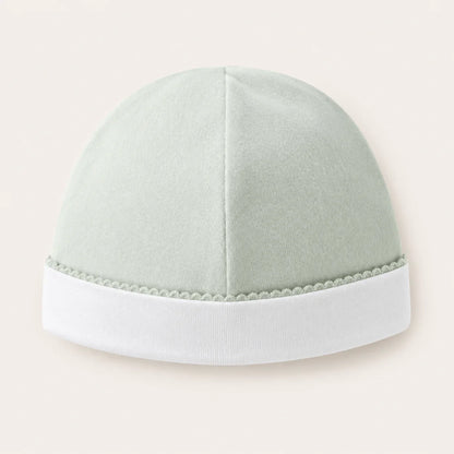 gorro forrado de algodão para bebé verde claro com barra branca, detalhe delicado e confortável