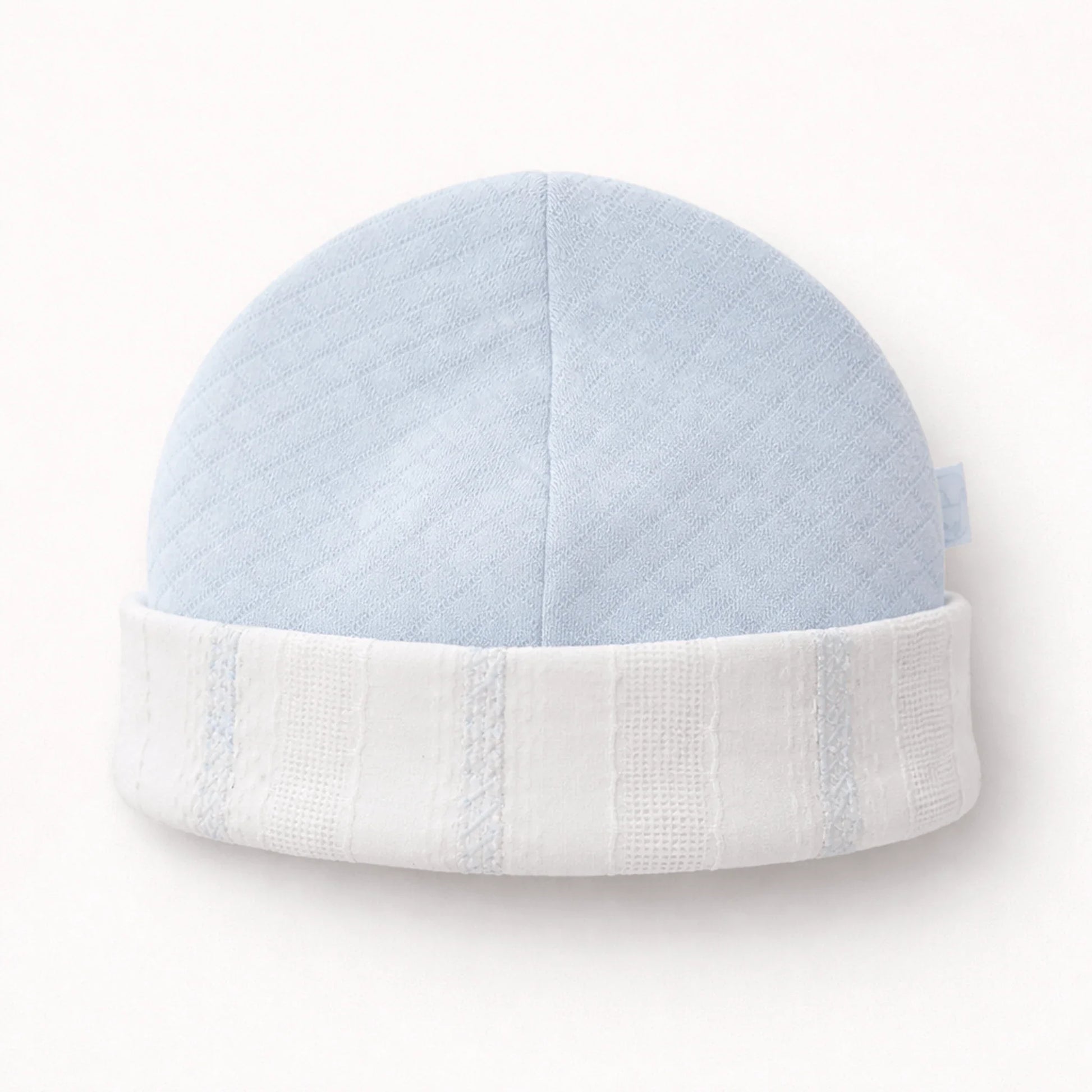 Gorro de algodão azul claro para bebê com dobra branca, ideal para recém-nascido.