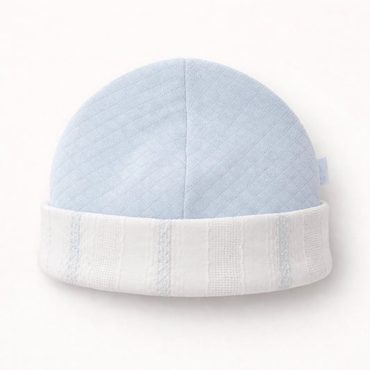 Gorro de algodão azul claro para bebê com dobra branca, ideal para recém-nascido.