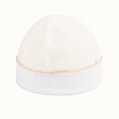 gorro de bebê bege com barra branca e detalhe ondulado, roupa confortável para recém-nascido
