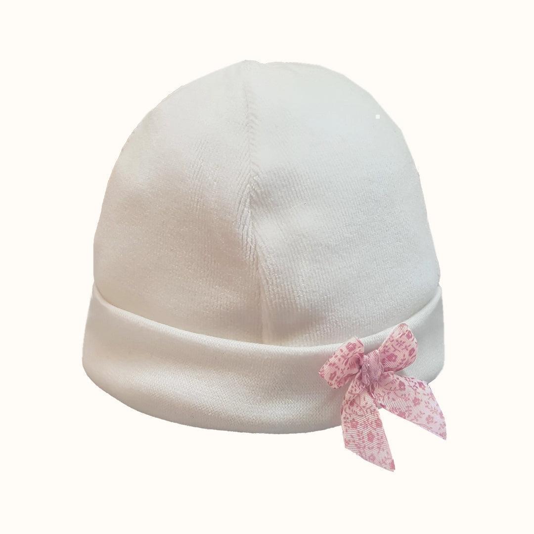 Gorro de bebê branco em algodão com laço rosa, moda infantil confortável e delicada.