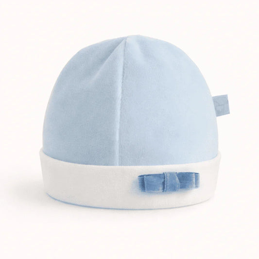 Gorro para bebê azul claro com barra branca e laço decorativo, roupa infantil confortável.