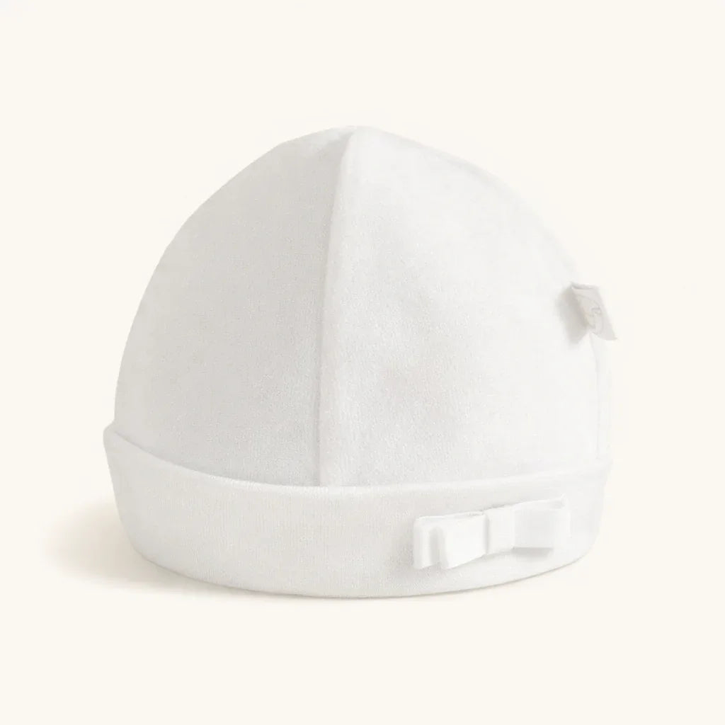 Gorro de bebé branca em algodão com laço, forradoe sem etiquetas no interior, ideal para recém-nascido