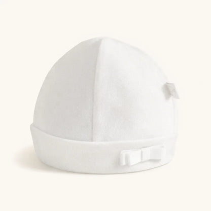 Gorro de bebé branca em algodão com laço, forradoe sem etiquetas no interior, ideal para recém-nascido