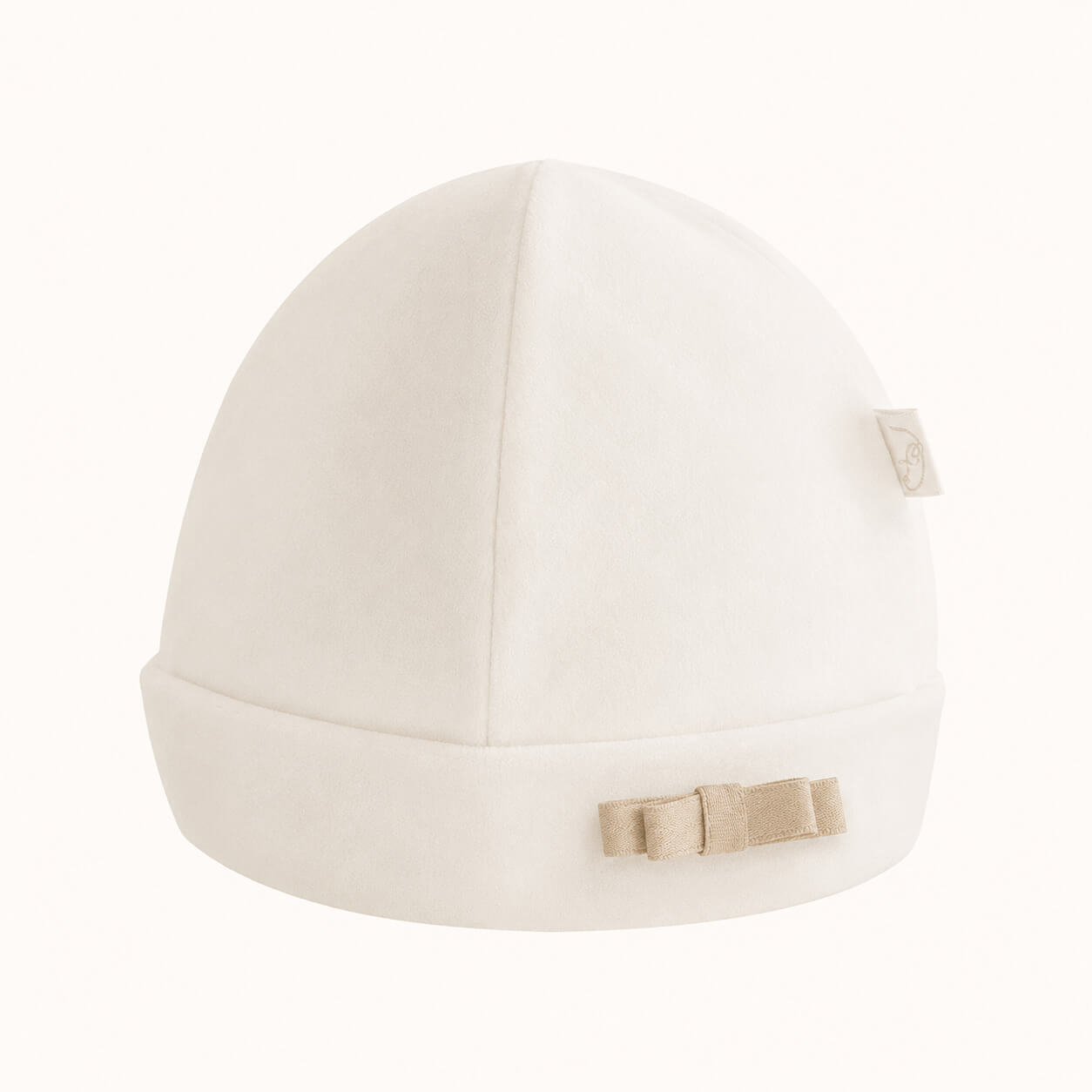 gorro de bebê branco com laço delicado, ideal para recém-nascidos e enxoval