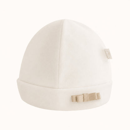 gorro de bebê branco com laço delicado, ideal para recém-nascidos e enxoval
