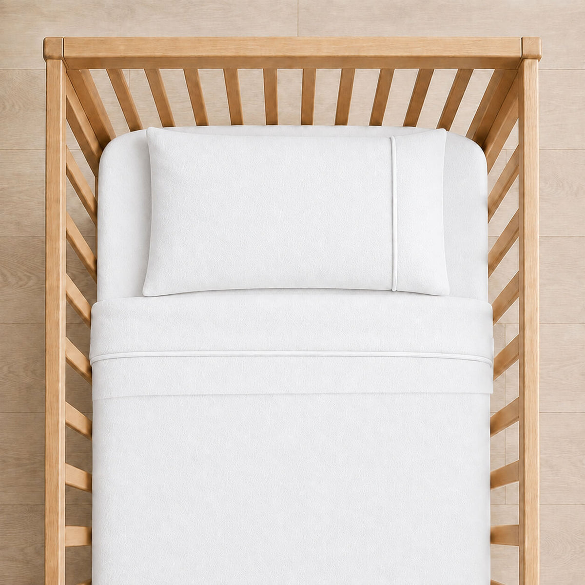 Conjunto de Lençóis para berço e cama de grades composto por Lençol de cima, Lençol capa para o colchão e fronha en malha algodão branco.