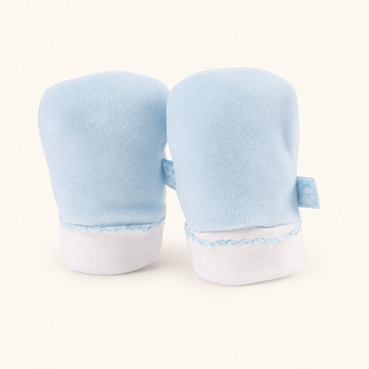 Luvas para bebe em veludo forrados a algodão suave azul. Rib sem elástico branco com picoeta azul.