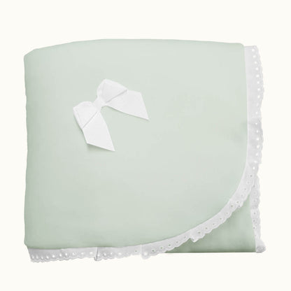 Manta bebé verde menta com laço branco e bordado delicado, ideal para recém-nascidos