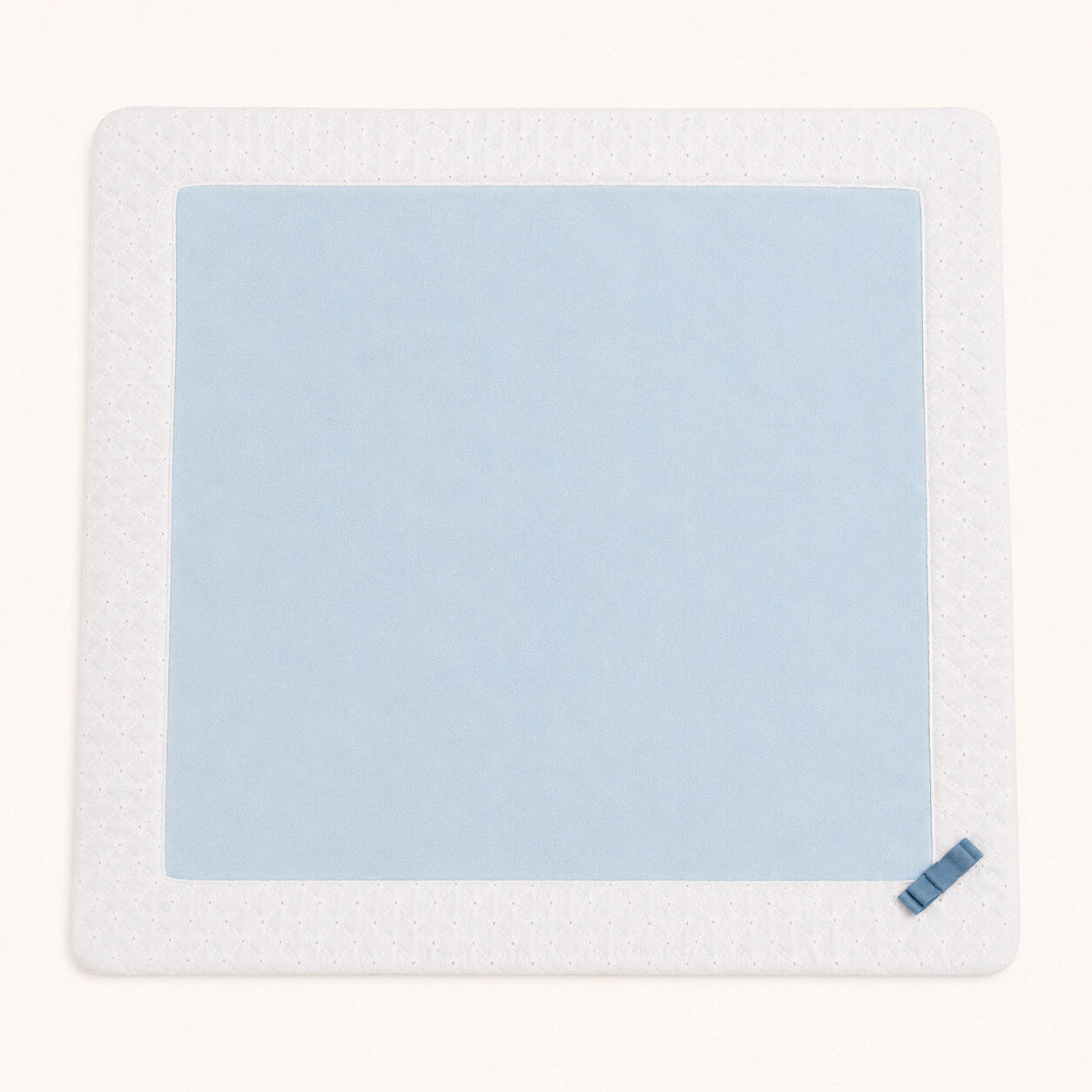 Toalha de bebê azul com borda branca e laço, ideal para enxoval confortável e suave.