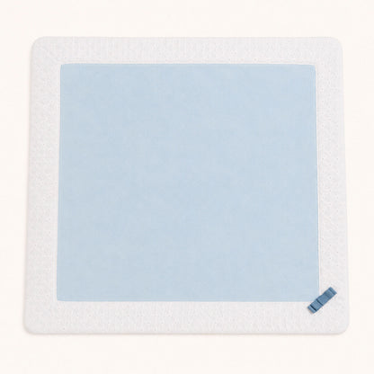 Toalha de bebê azul com borda branca e laço, ideal para enxoval confortável e suave.