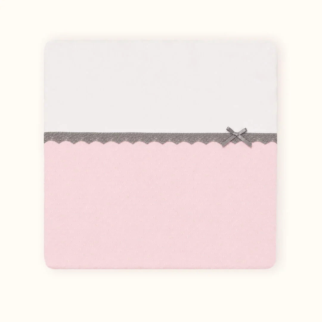 Manta bebé rosa com detalhe em cinza e laço, ideal para enxoval e conforto do recém-nascido