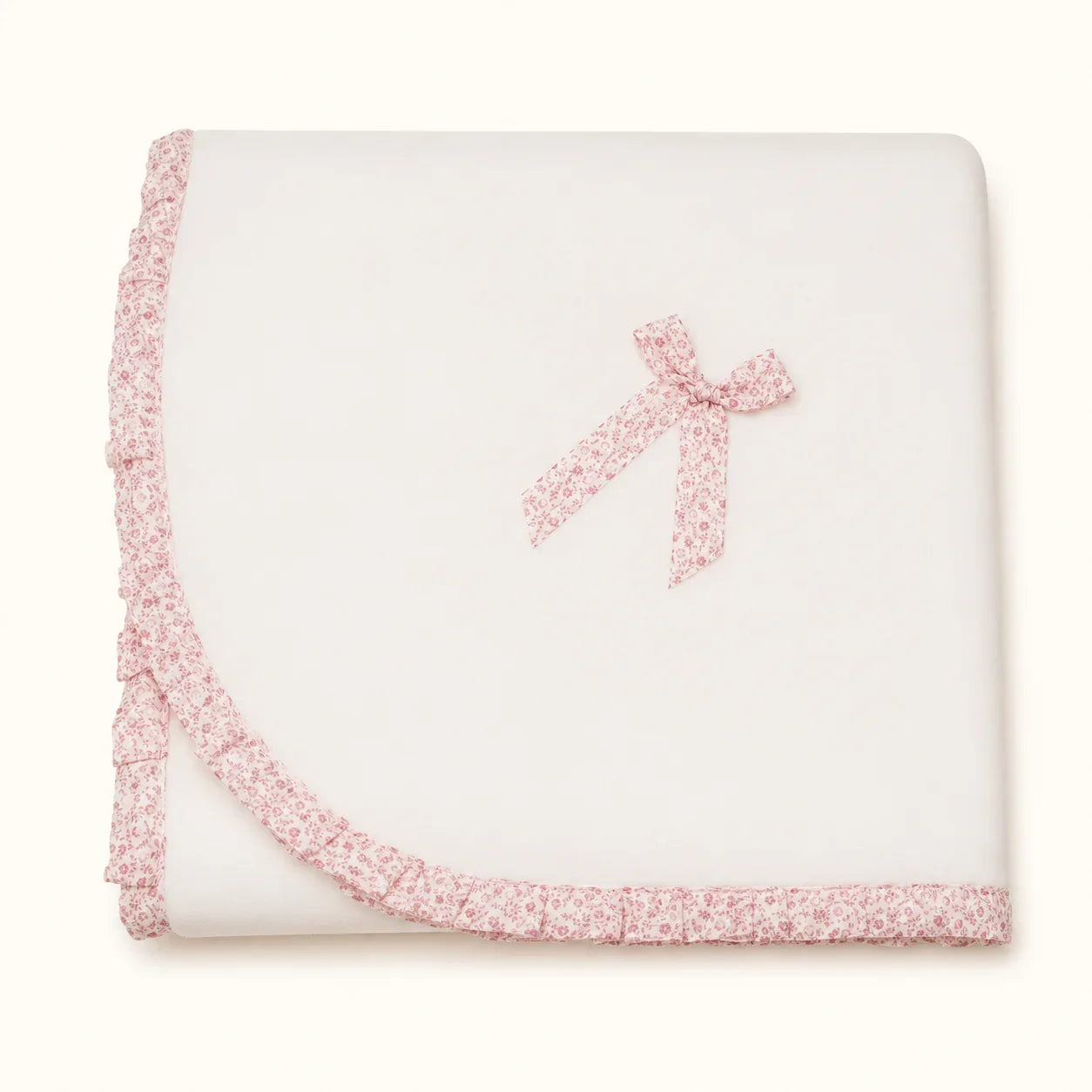 Manta de bebé branca com fitinha e laço em estampa floral rosa, ideal para recém-nascidos
