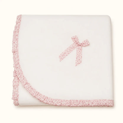 Manta de bebé branca com fitinha e laço em estampa floral rosa, ideal para recém-nascidos