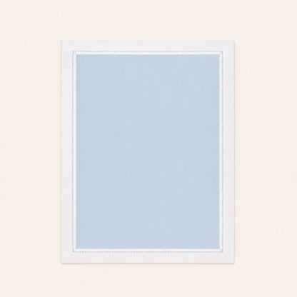 Manta para berço de bebe, veludo ou algodao sweet azul com barras em branco e bordado em losango azul. Tamnho 80x100