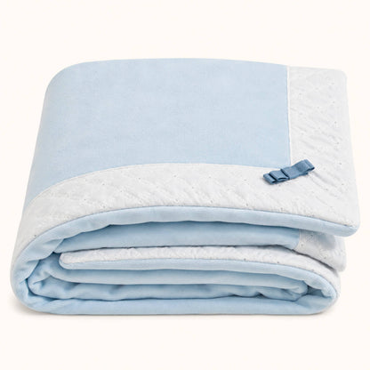 Manta bebé azul clara com detalhe em branco e laço, ideal para recém-nascidos