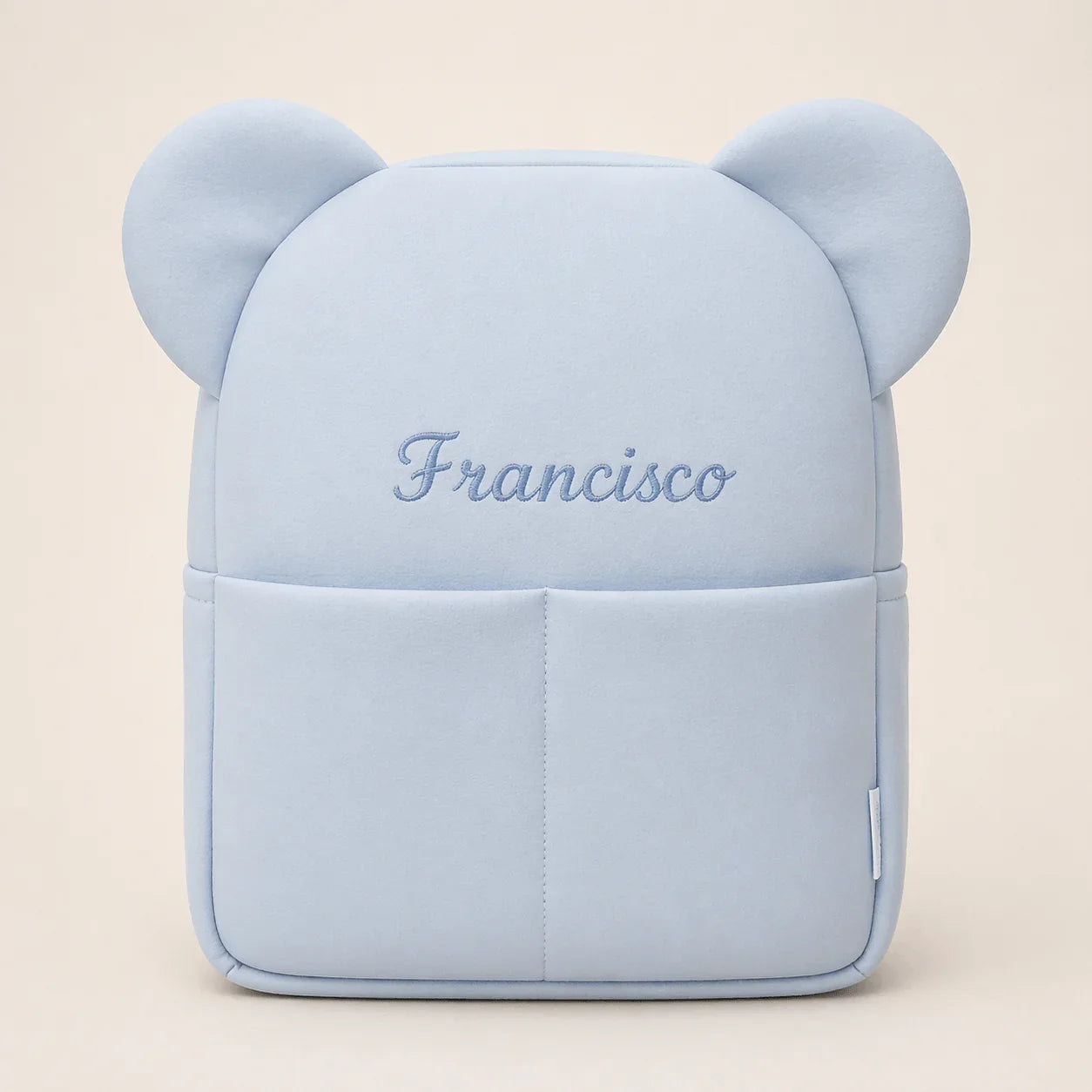 Mochila infantil azul clara com orelhas e nome Francisco bordado na frente.