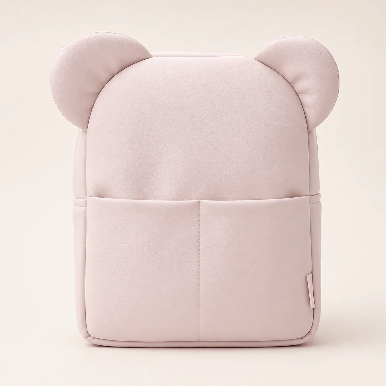 Mochila infantil rosa claro com orelhas de ursinho e bolso frontal, vista de frente.
