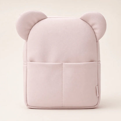 Mochila infantil rosa claro com orelhas de ursinho e bolso frontal, vista de frente.
