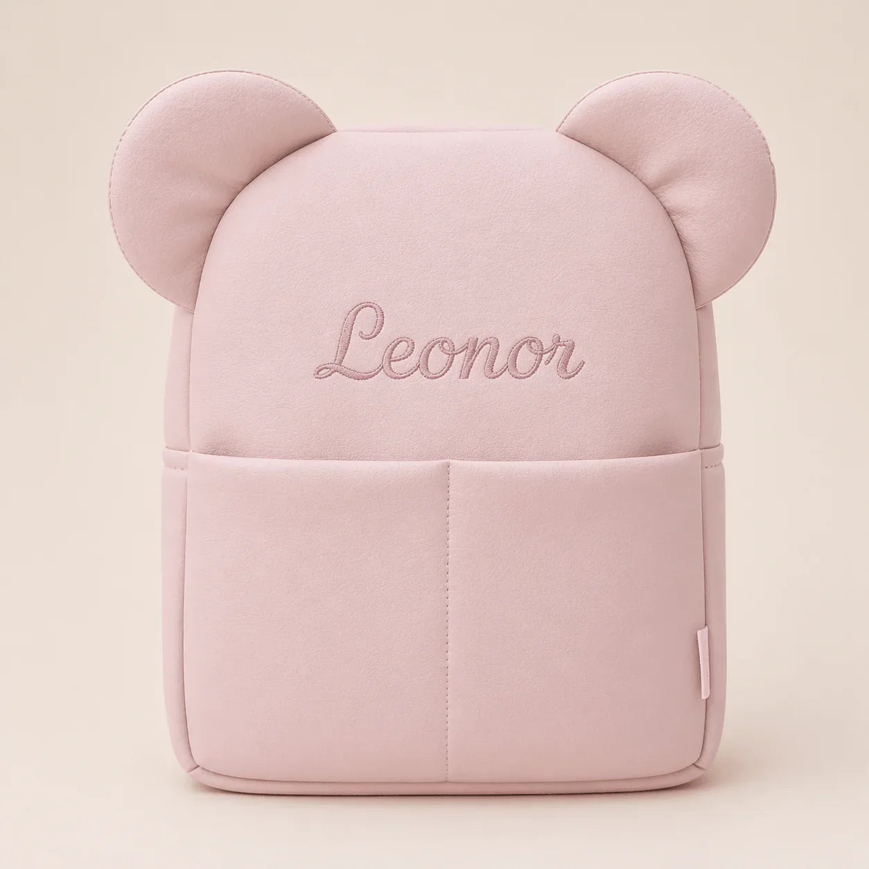 Mochila infantil rosa personalizada com orelhas, design de ursinho e nome bordado na frente.
