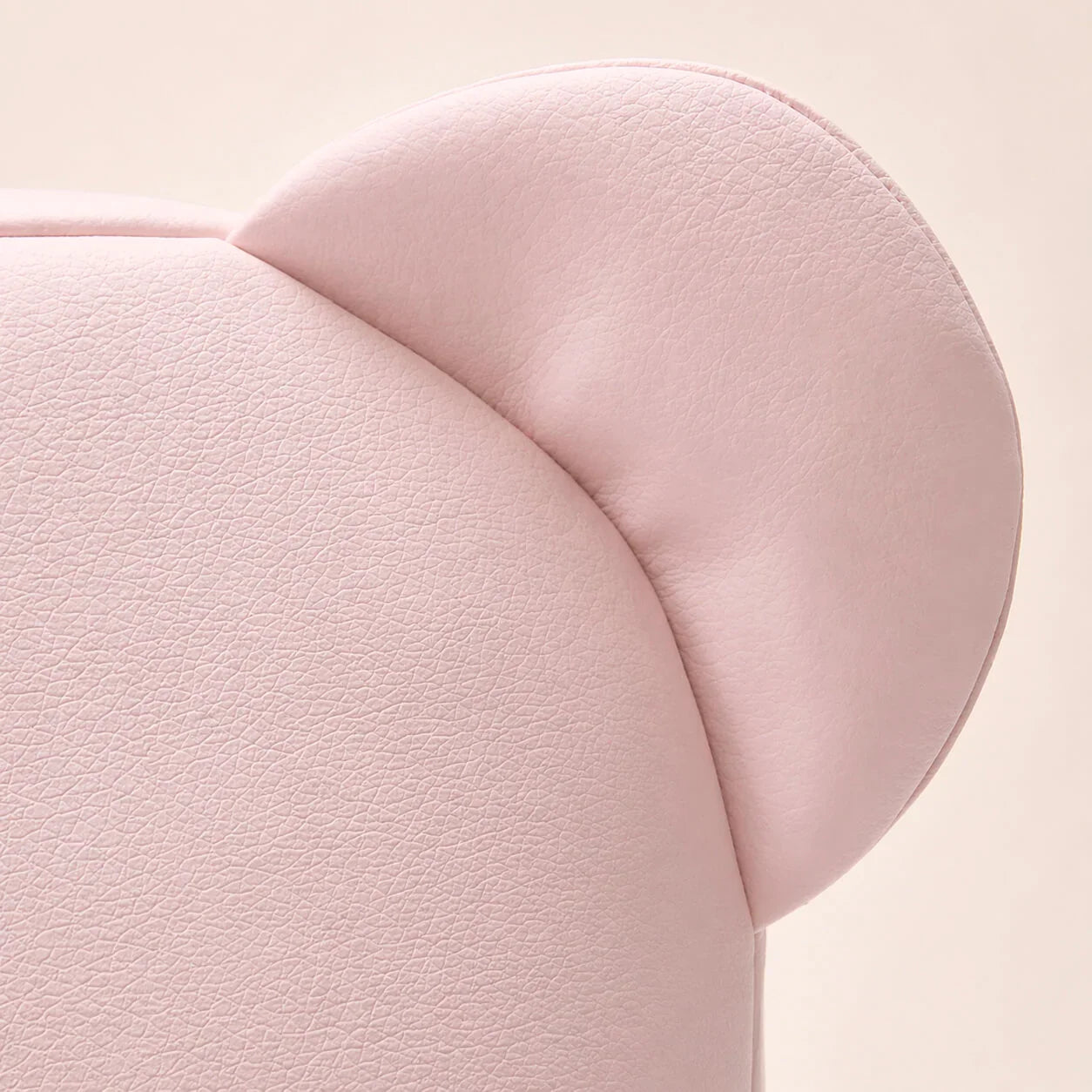 Detalhe de orelha em formato de urso em mochila infantil rosa claro para menina