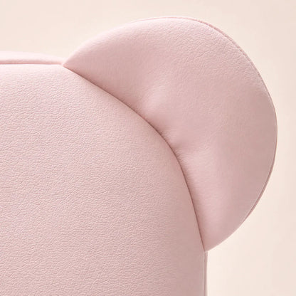 Detalhe de orelha em formato de urso em mochila infantil rosa claro para menina