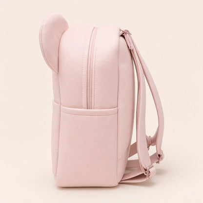 Mochila infantil rosa claro com orelhas, vista lateral, alças ajustáveis, design delicado.