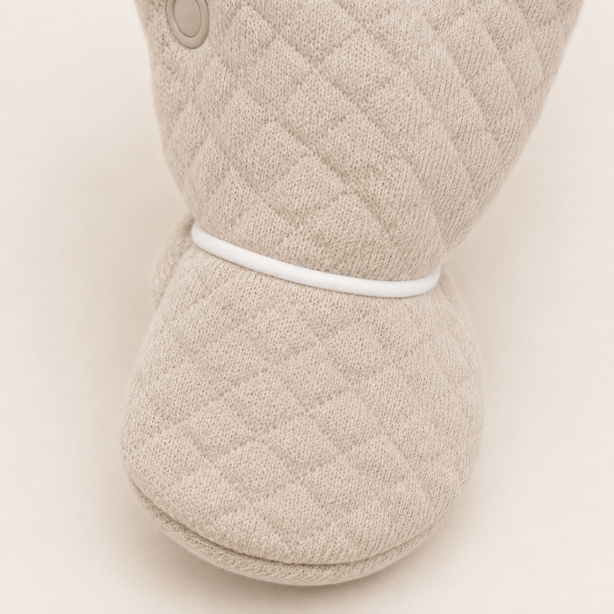 Pormenor do pé do babygrow Prestige Camel