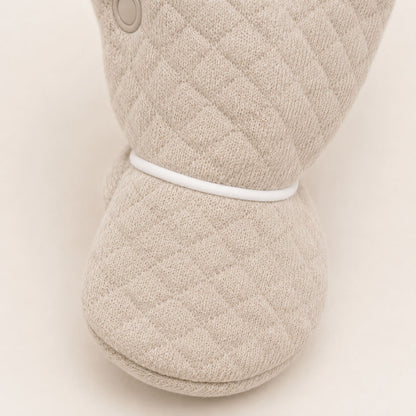 Pormenor do pé do babygrow Prestige Camel