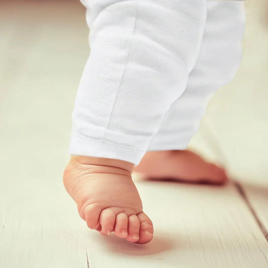 Pormenor das pernas de bebé com Calça branca sem pé, tecido macio, ideal para recém-nascidos