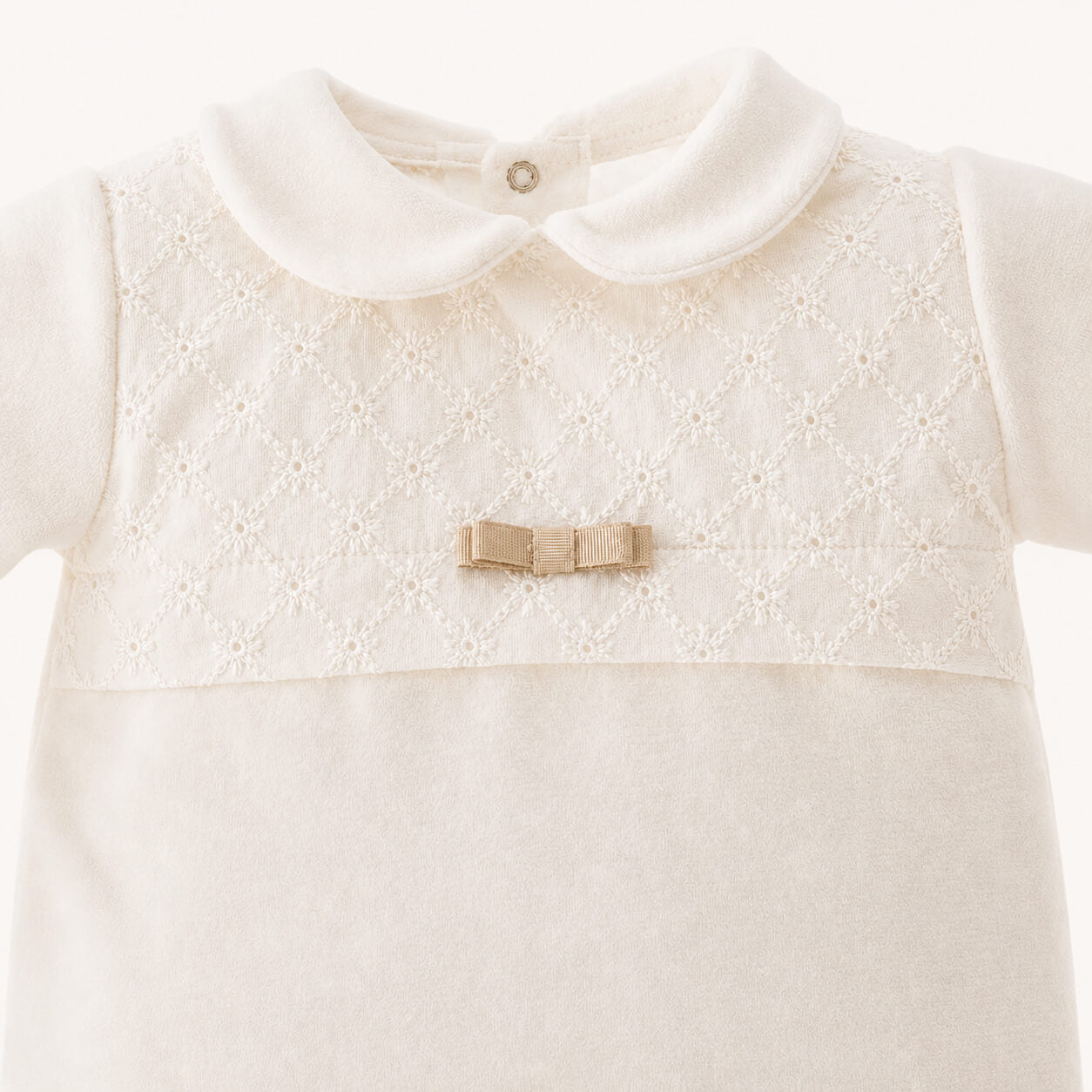 babygrow de bebê bege com detalhes em bordado e laço, ideal para recém-nascidos