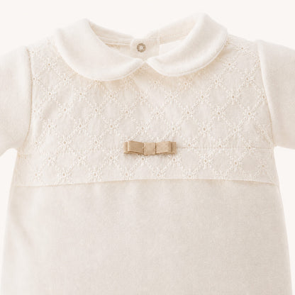 babygrow de bebê bege com detalhes em bordado e laço, ideal para recém-nascidos