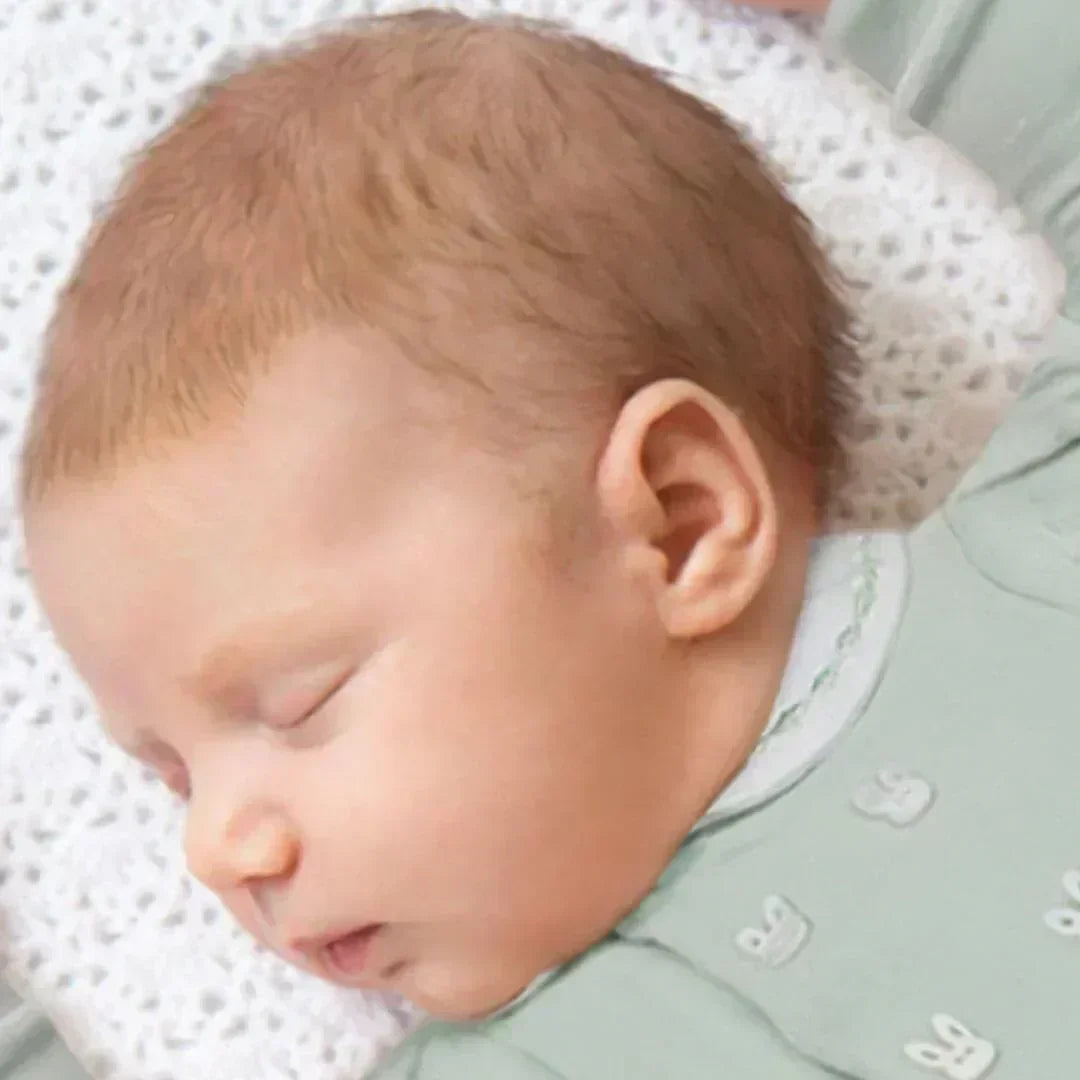 Bebé a dormir com roupa de dormir suave e confortável, ideal para pele delicada