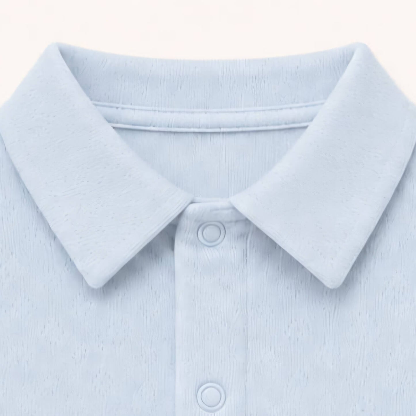 Pormenor de gola camisa do body sweet azul, em pico tipo camiseiro e sem etiquetas irritantes para a pele do bebé
