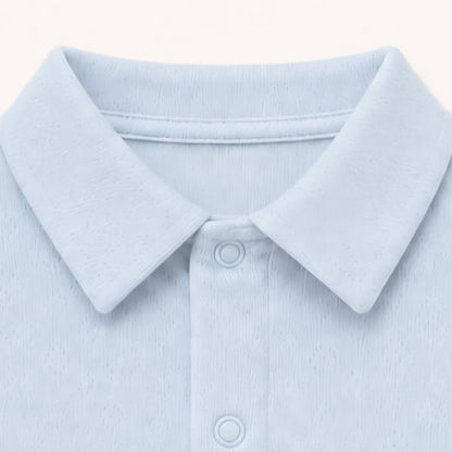 Pormenor de gola camisa do body sweet azul, em pico tipo camiseiro e sem etiquetas irritantes para a pele do bebé