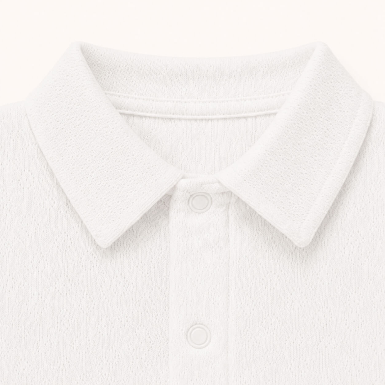Pormenor de gola camisa do body sweet branco, em pico tipo camiseiro e sem etiquetas irritantes para a pele do bebé