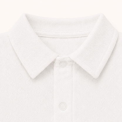 Pormenor de gola camisa do body sweet branco, em pico tipo camiseiro e sem etiquetas irritantes para a pele do bebé