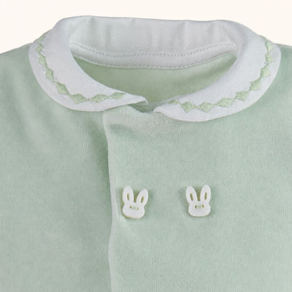 Pormenor do babygrow sem etiquetas irritantes. Gola branca com bordado verde