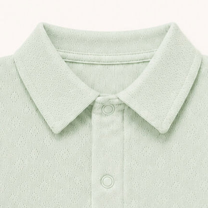 Pormenor de gola camisa do body sweet verde, em pico tipo camiseiro e sem etiquetas irritantes para a pele do bebé 