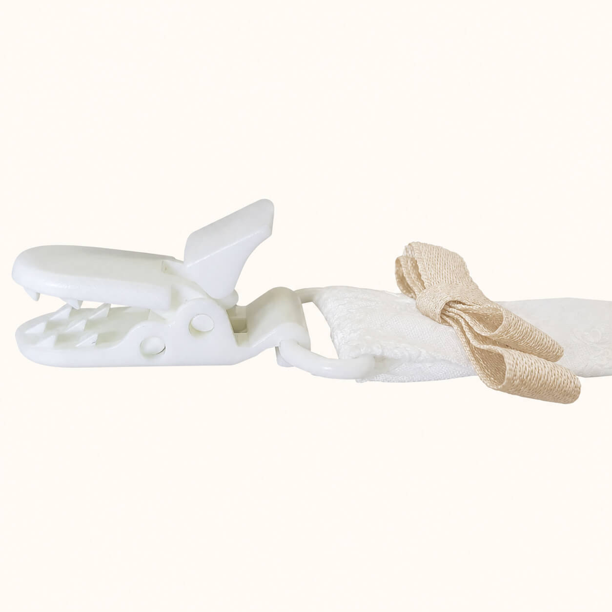 Pormenor da mola do suporte de chupetas romantic bege, em silicone bege recomendado para bebés 