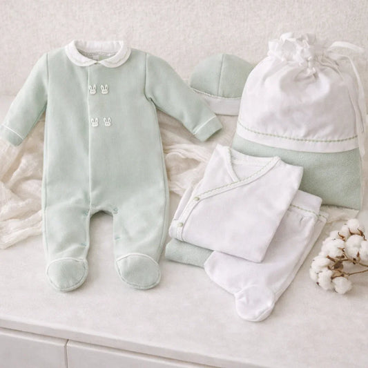 Conjunto primeira de bebé com roupa em veludo ou malha de algodão verde, Babygrow, gorro, body cruzado, calça com pés e o saquinho para guardar tudo.