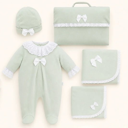 Conjunto de enxoval de bebê verde claro com renda branca, incluindo macacão, touca e mantas.