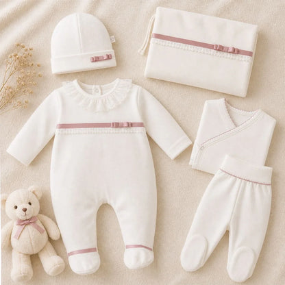 Conjunto de roupa de bebê em algodão bege com detalhes rosa, incluindo body, calça, touca e manta.