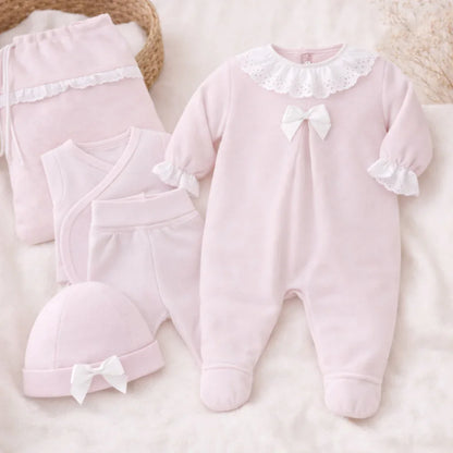 Conjunto de primeira roupa de bebé rosa, com laço e renda, inclui gorro, calças e body.