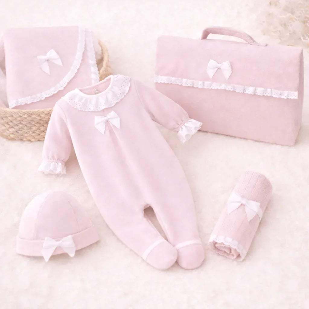 Enxoval de bebê rosa para recém-nascido com macacão, touca, manta e acessórios delicados