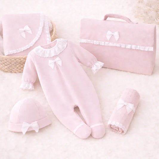 Enxoval de bebê rosa para recém-nascido com macacão, touca, manta e acessórios delicados